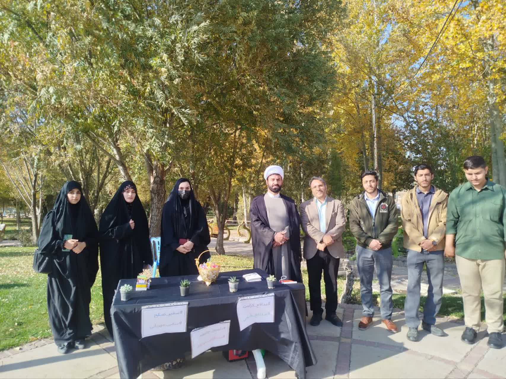 ایستگاه‌های امر به معروف و نهی از منکر در پارک‌های نورآباد برپا شد. 